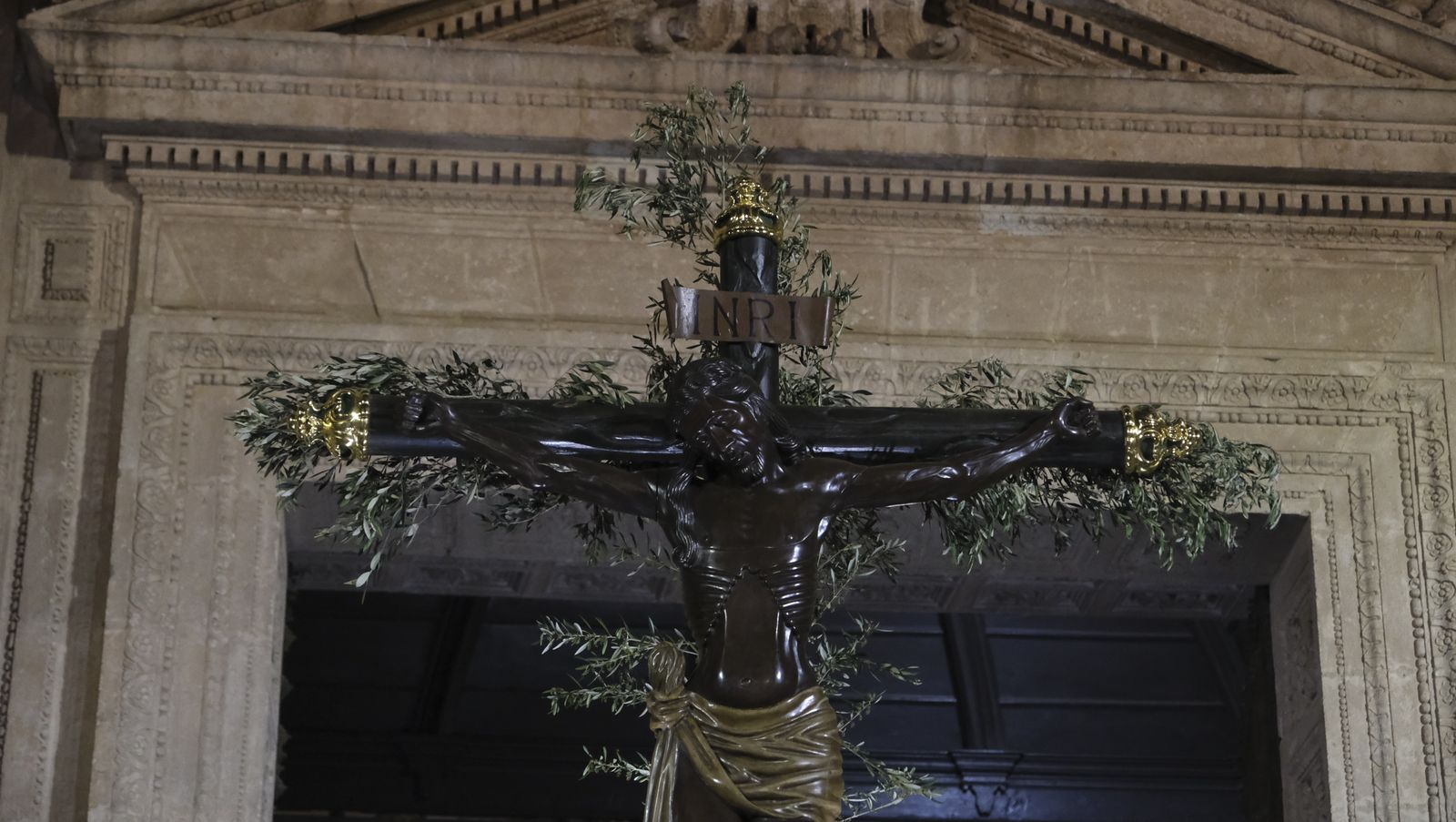 Procesión del Vía Crucis del Santo Cristo de la Escucha en Almería, en imágenes.