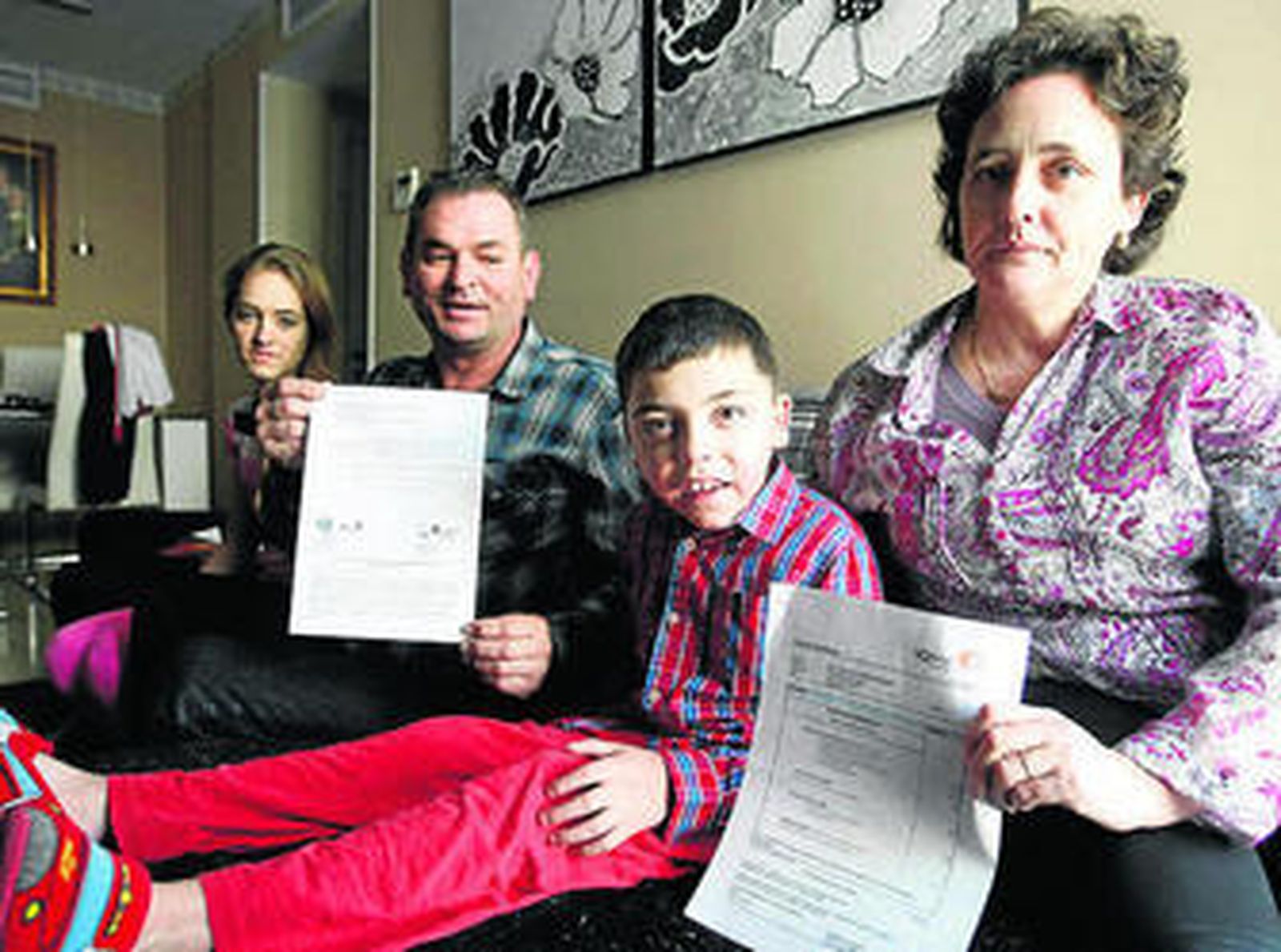 Marcos y su familia, hace dos semanas, con la carta de Villamor.