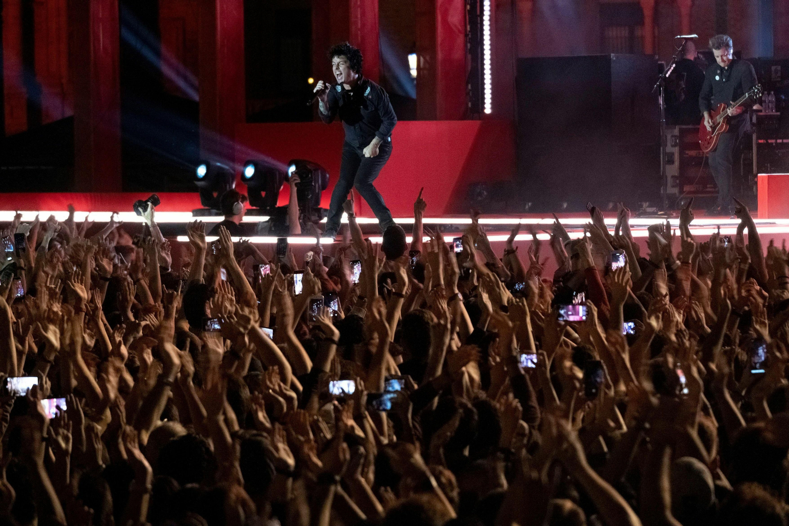 Billie Joe Armstrong, en el centro de la imagen, cantando ante la multitud congregada en la Plaza de España. Billie Joe Armstrong, en el centro de la imagen, cantando ante la multitud congregada en la Plaza de España.