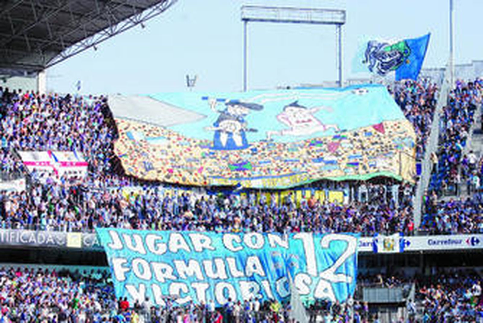 Valdo se impone por alto a varios jugadores del Valladolid.