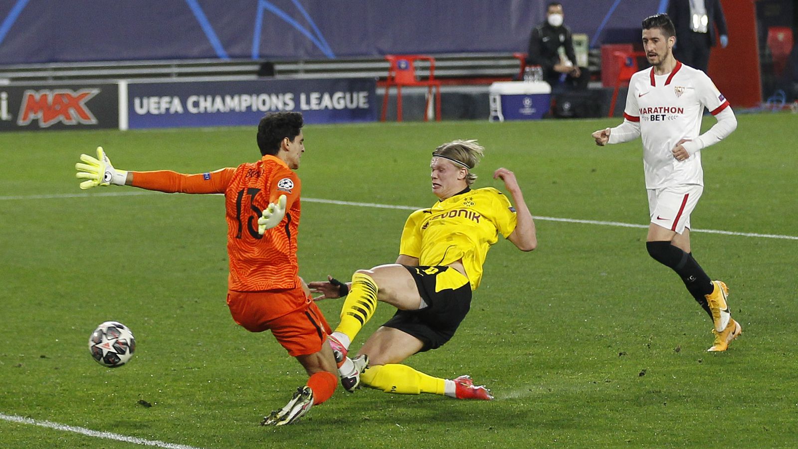 Haaland se anticipa a Bono tras la pared con Sancho para anotar el 1-2.