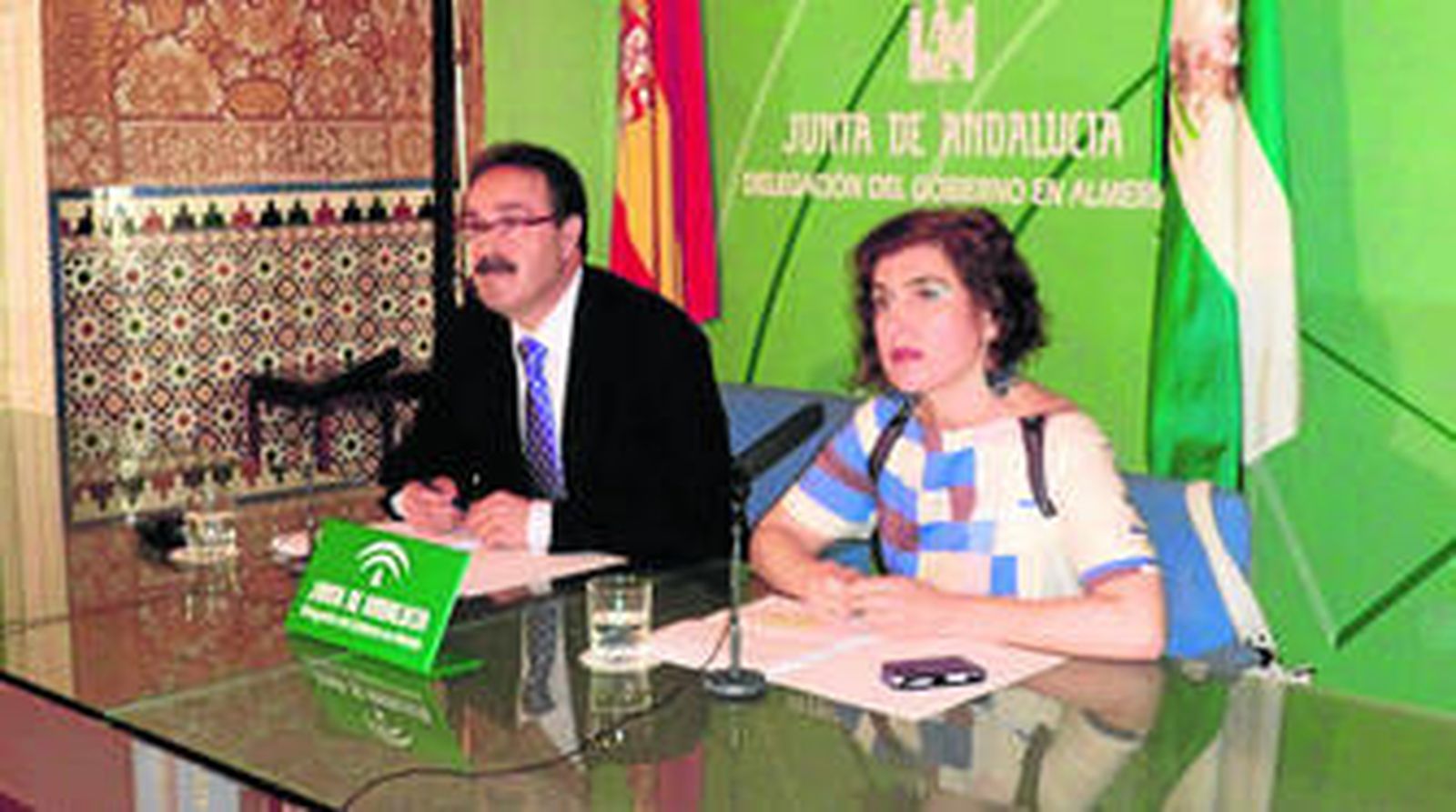 El delegado de Salud y Bienestar Social, Alfredo Valdivia, junto a la jefa de Salud Pública de la Delegación almeriense, Pilar Barroso.
