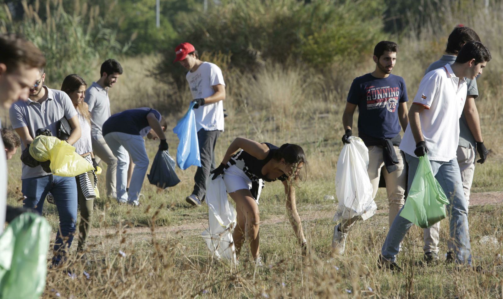 Recogida de basuras junto al río por el proyecto Mares Circulares.