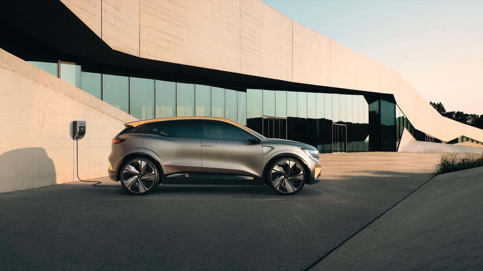 Con este modelo, que estará en producción desde finales del año que viene, Renault estrenará tecnologías cruciales para la implantación de la electrificación como la V2G.