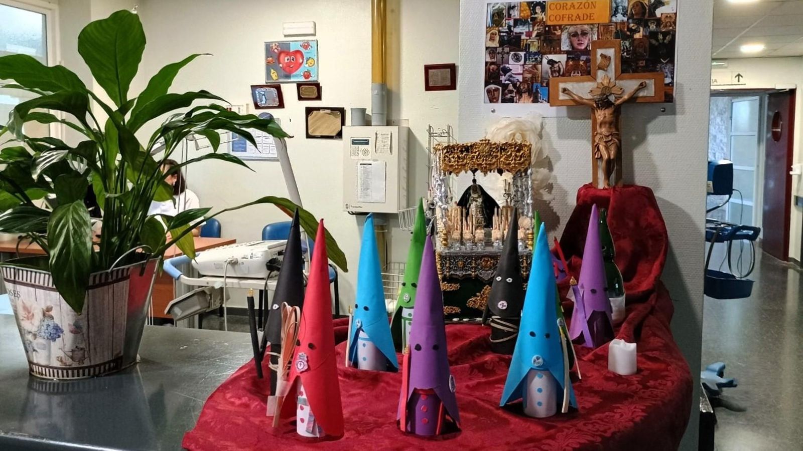 Decoración cofrade en uno de los pasillos del hospital Juan Ramón Jiménez.