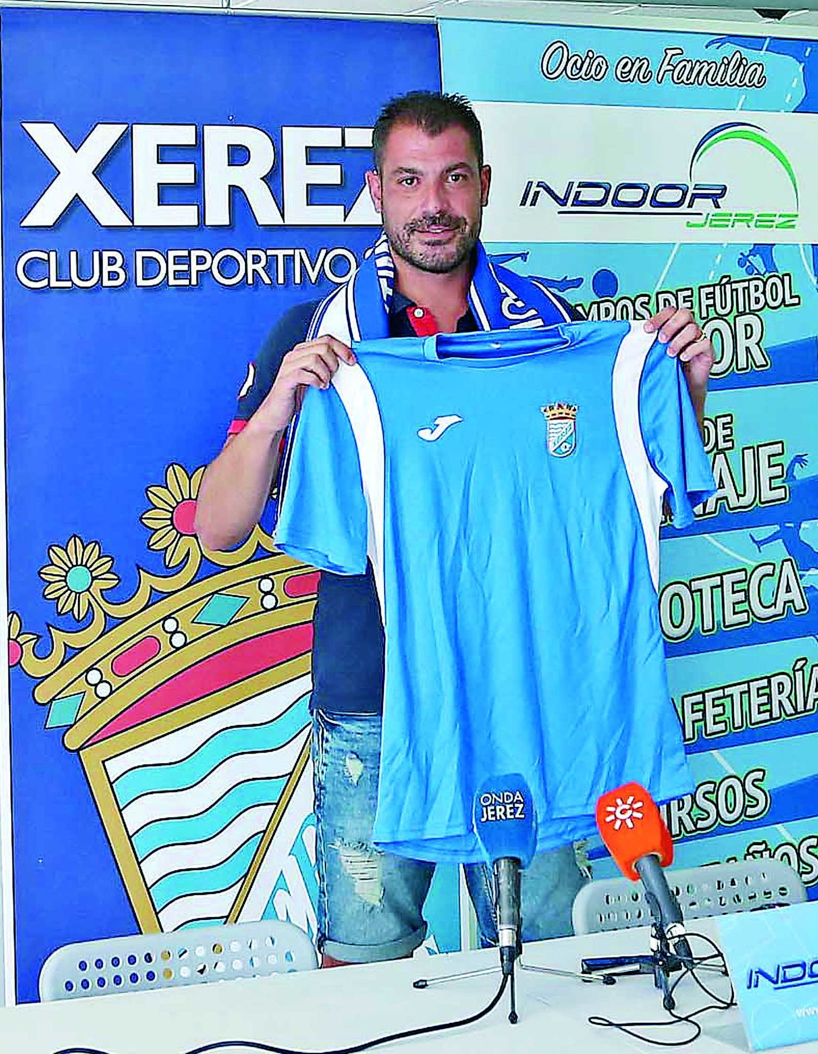 El central Paco Borrego fue presentado ayer en Indoor Jerez como nuevo jugador del Xerez CD.