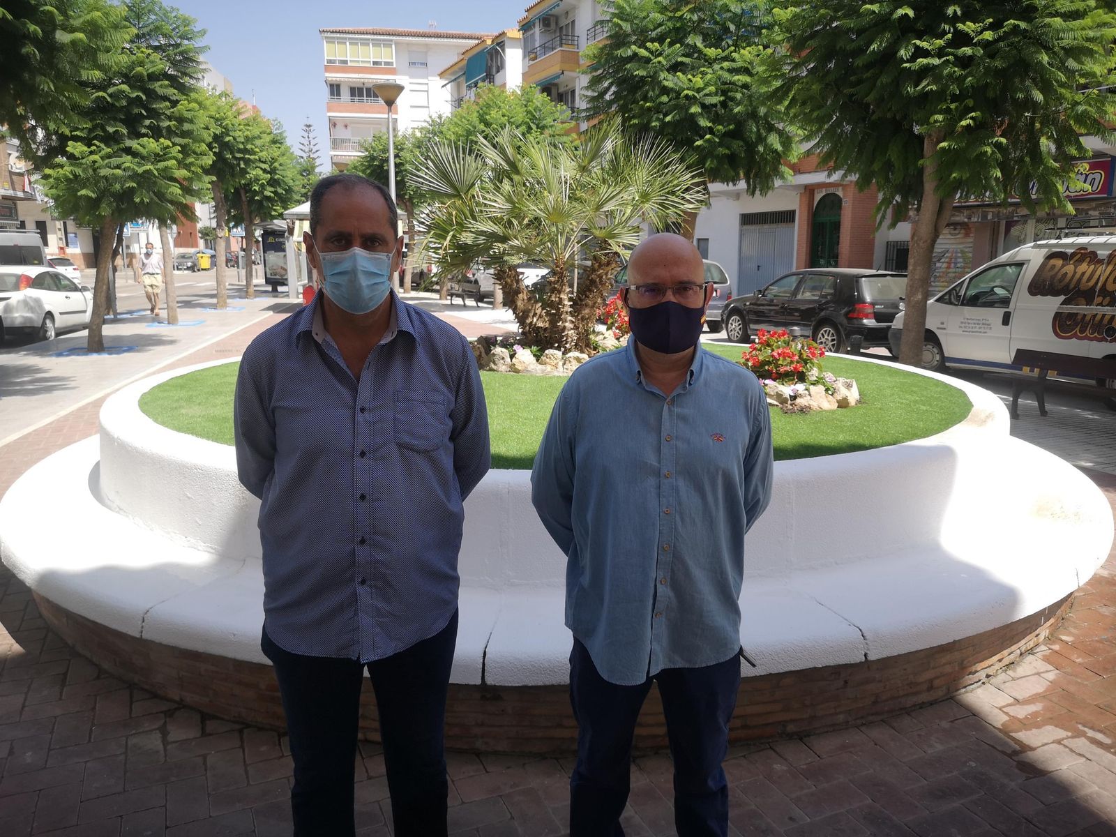 El teniene alcalde de Vélez-Málaga y el concejal de Medio Ambiente.