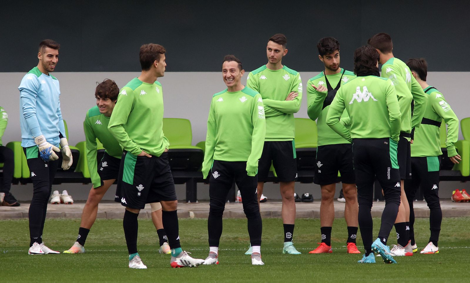 Los jugadores béticos, en el entrenamiento matinal de este martes.