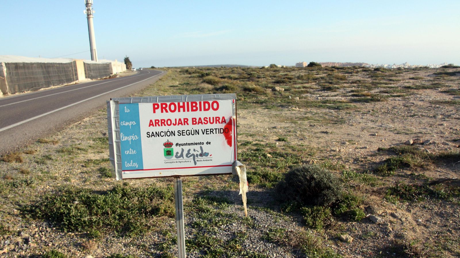 Cartel de prohibición de arrojar basura junto al 'santuario'.