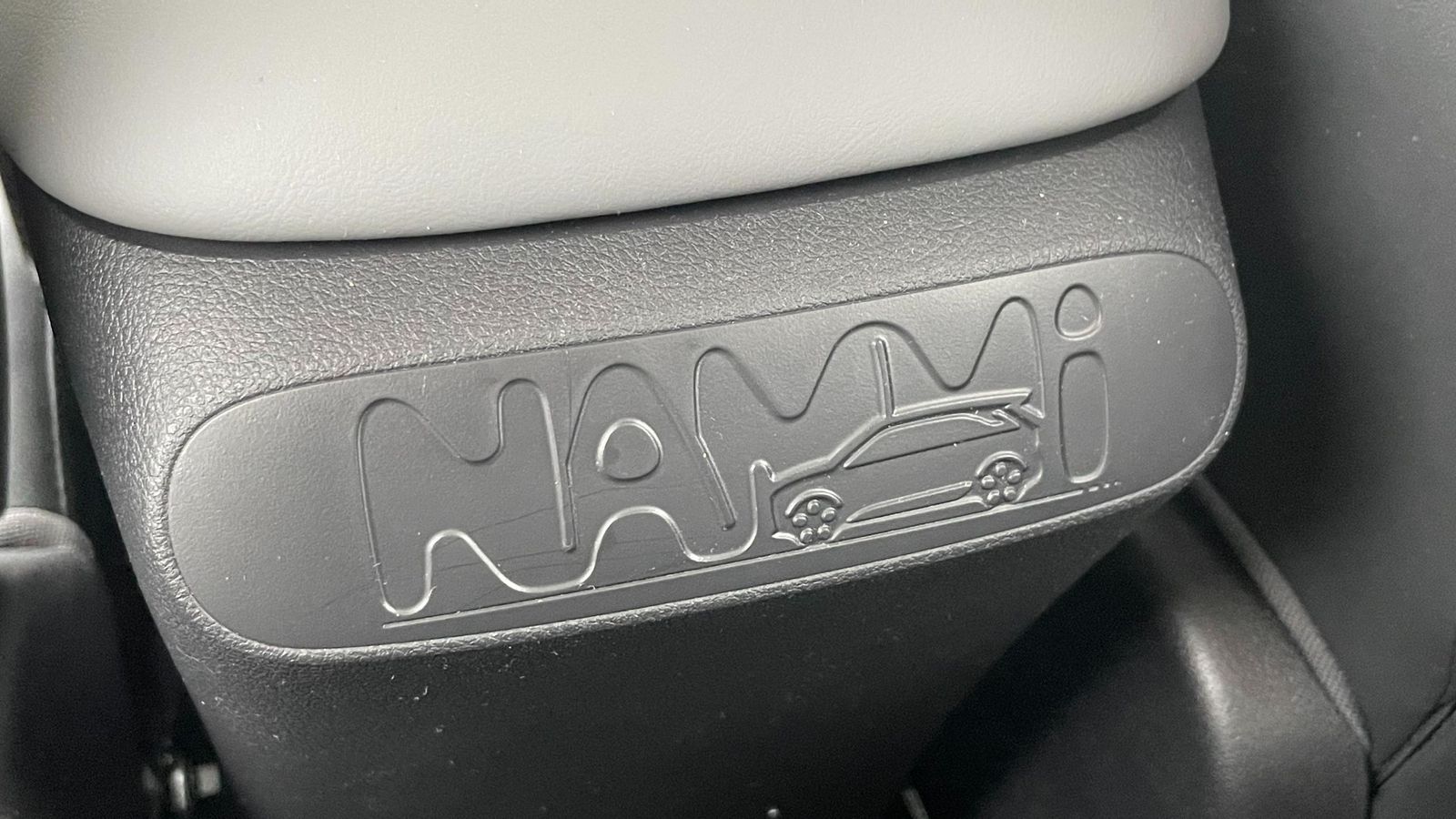 En otros mercados, el Box se denomina Nammi. De ahí que podamos encontrar ese nombre en algunas zonas del coche, como es el caso de la zona posterior de la consola central. En otros mercados, el Box se denomina Nammi. De ahí que podamos encontrar ese nombre en algunas zonas del coche, como es el caso de la zona posterior de la consola central.