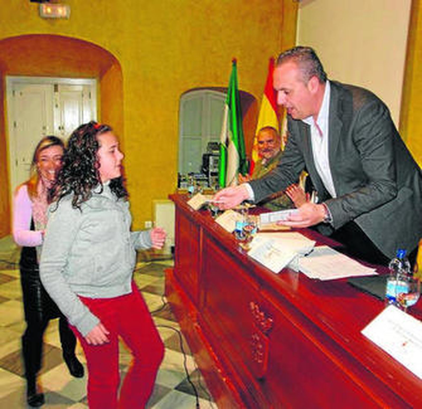 Ruiz Boix entrega un premio a las ganadoras de un concurso.