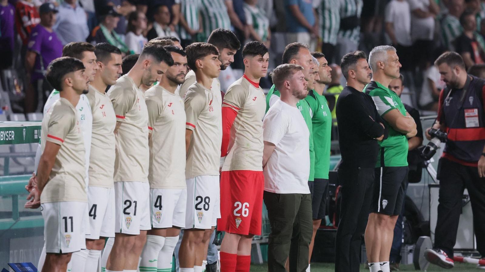 Albarrán, durante el minuto de silencio en recuerdo de su madre.