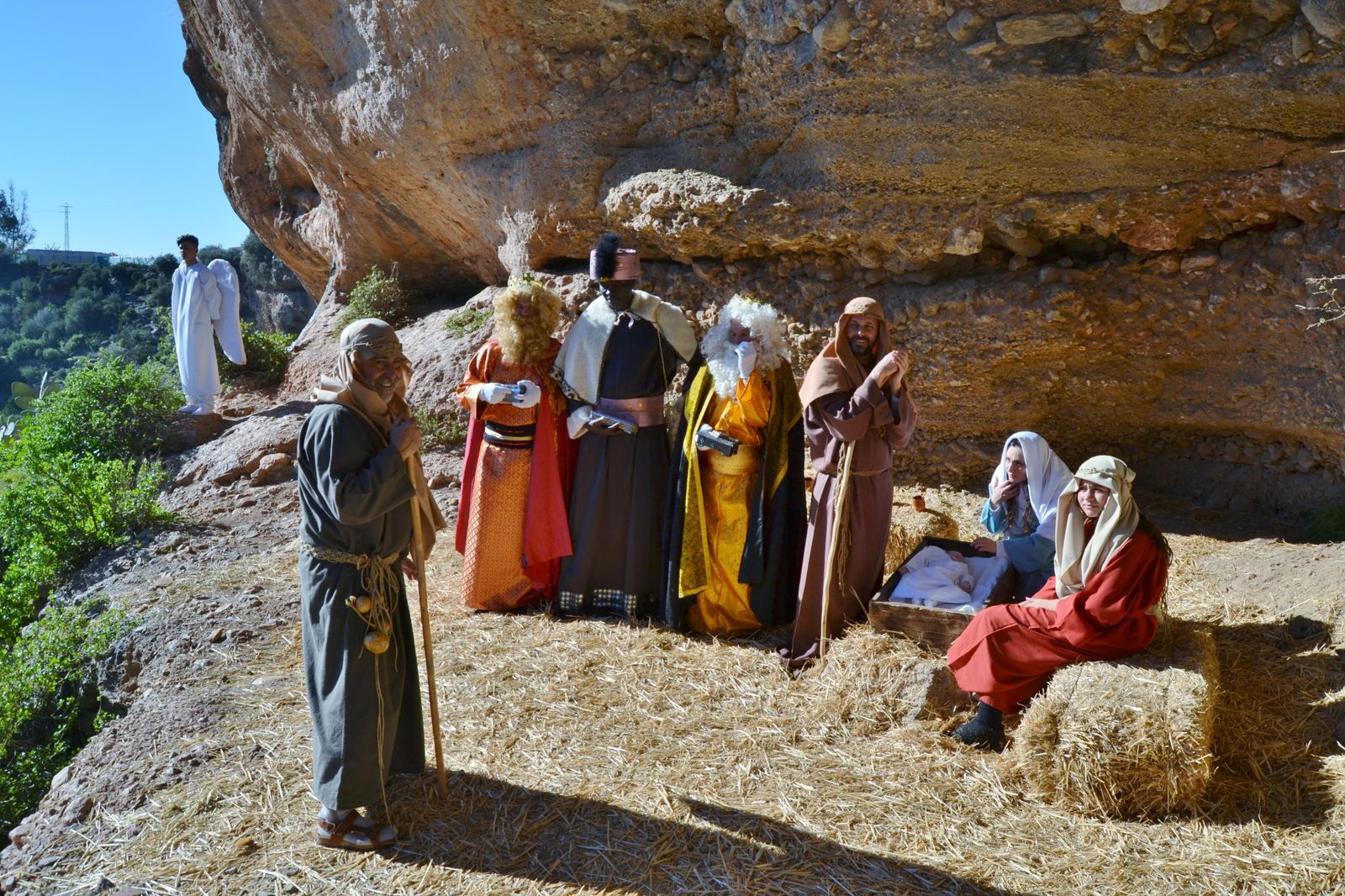 Organizadores y autoridades con el cartel.