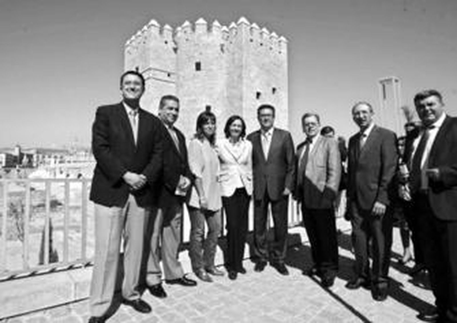 Las autoridades políticas, junto a Juan Cuenca, ante la torre.