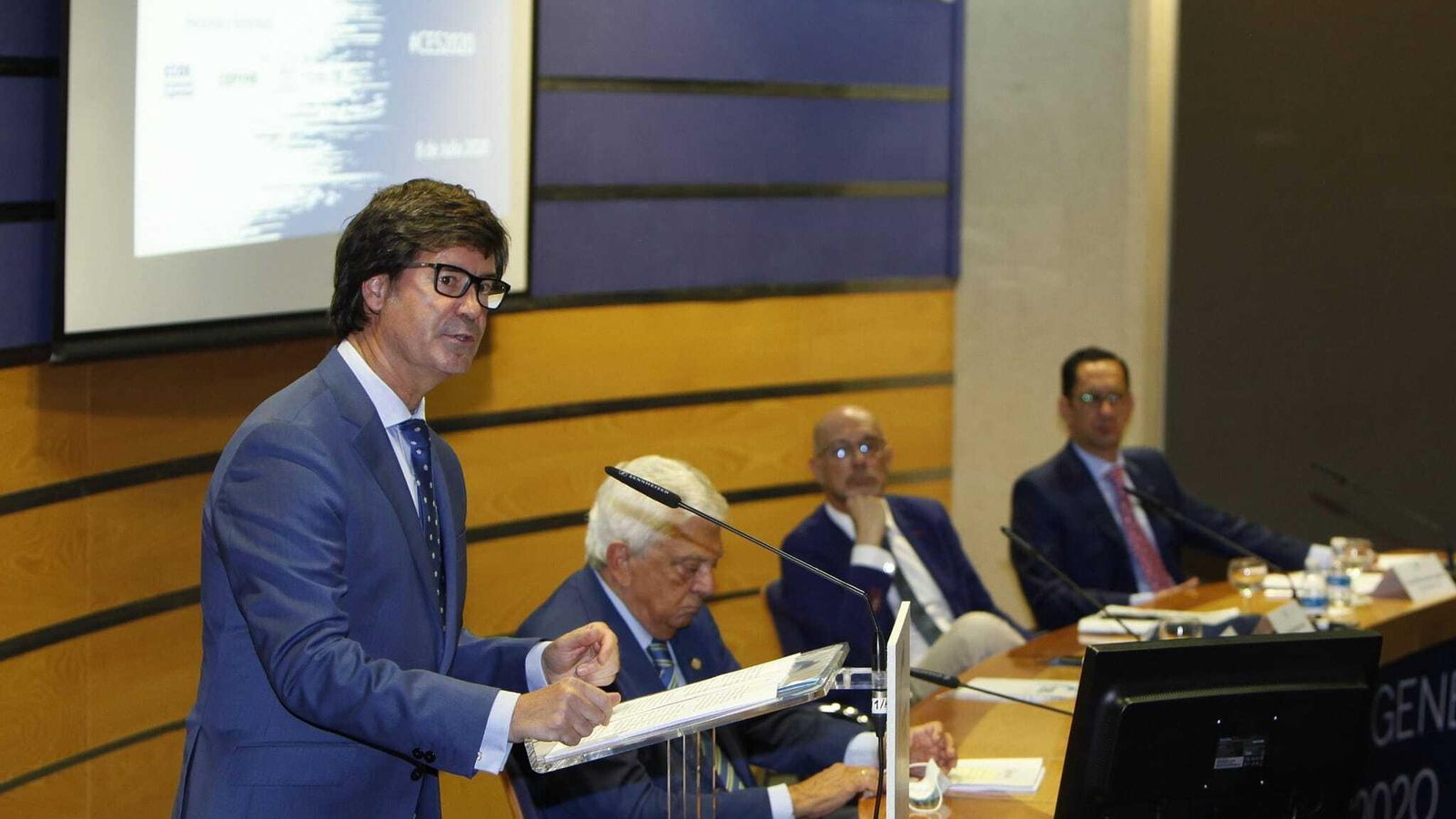 Primer plano de Miguel Rus durante su intervención en la asamblea electoral de la CES.