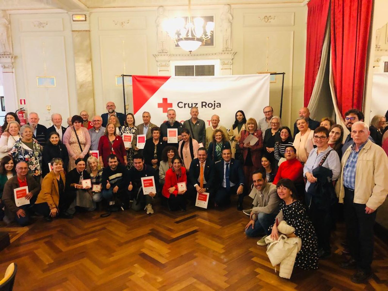 Decenas de socios de Cruz Roja acudieron en representación de todos los de la provincia.