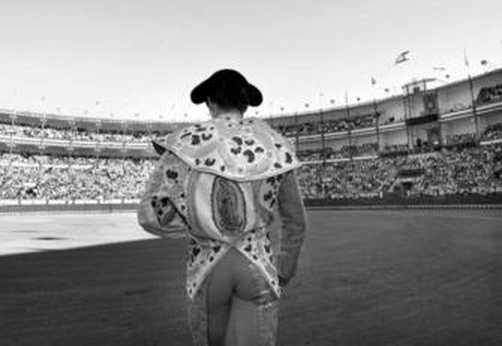 José Tomás, de espaldas, entrando en la Plaza de Toros de El Puerto el 12 de agosto del pasado año.