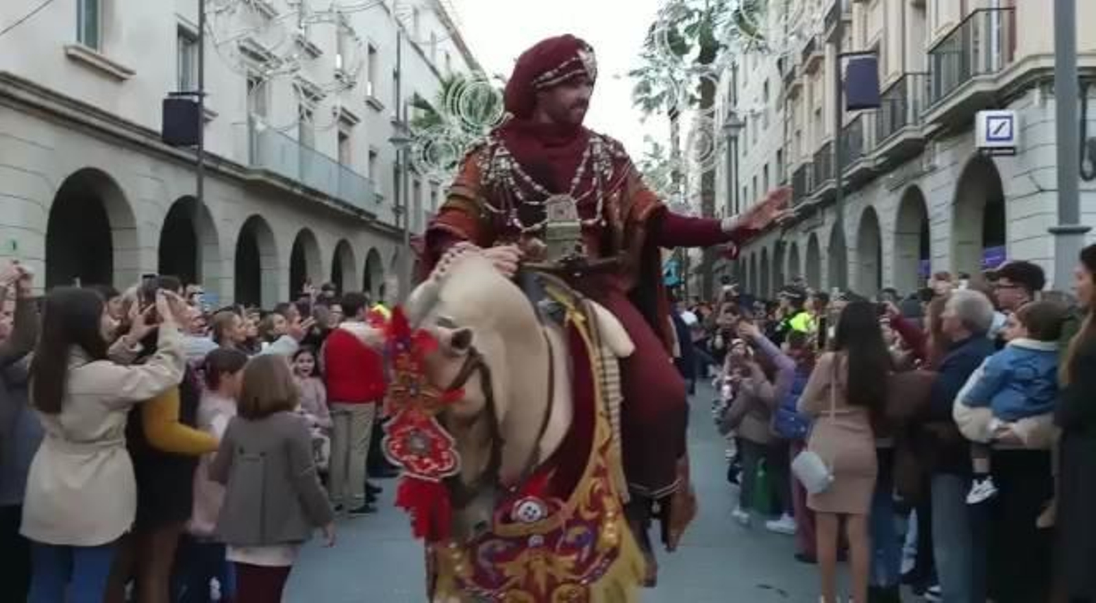 El Heraldo Real recibe las llaves de la ciudad de Huelva para entregárselas a los Reyes Magos