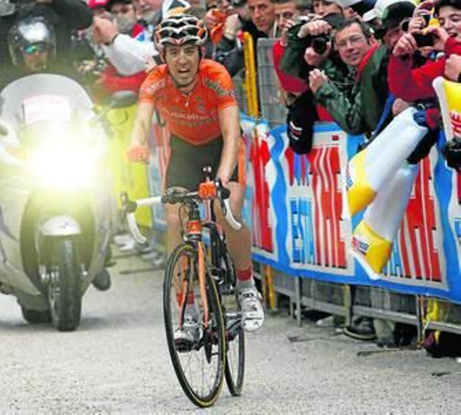 Mikel Nieve celebra su victoria sobre el 'sterrato' de los últimos cien metros de la etapa.