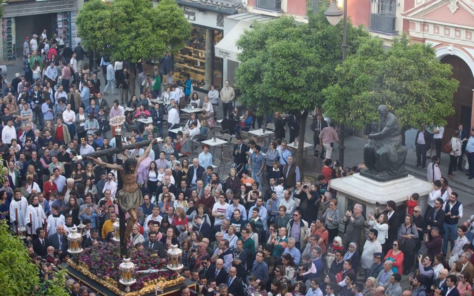 Las imágenes del Vía Crucis de las Cofradías de Sevilla con el Cristo de la Conversión de Montserrat