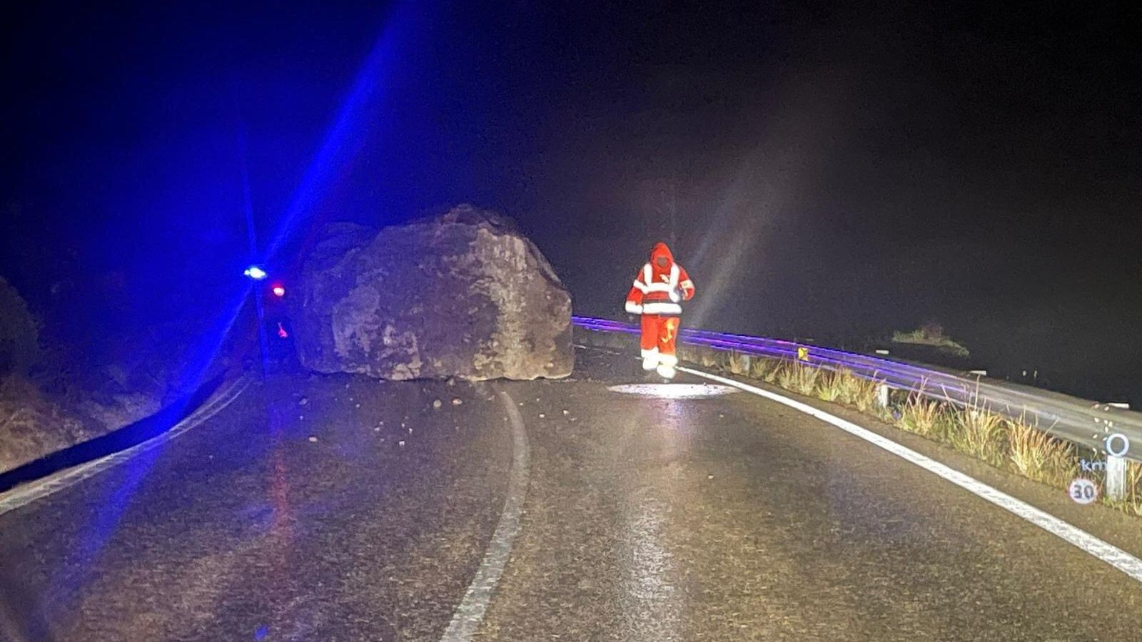 Roca caída en Rodalquilar durante la madrugada.