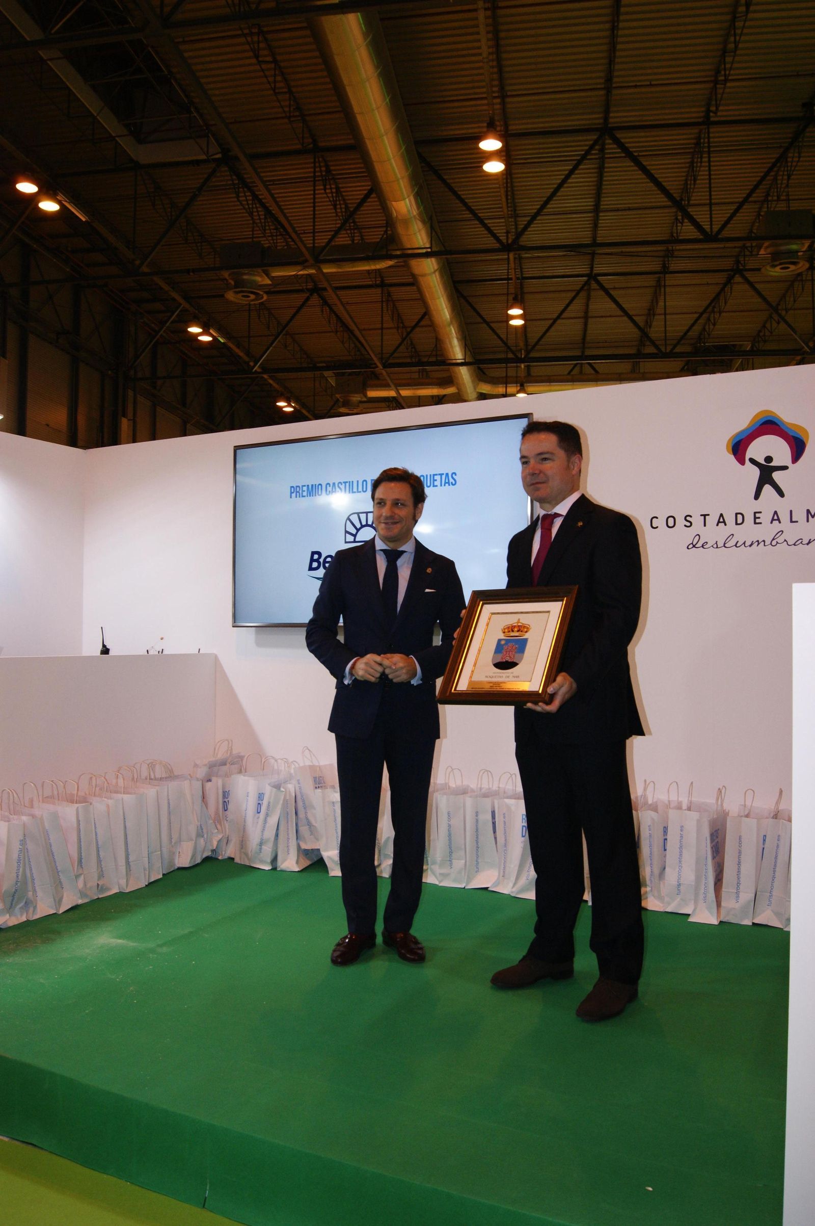 Carmona, recientemente con el director del Best Sabinal, ubicado en Roquetas.