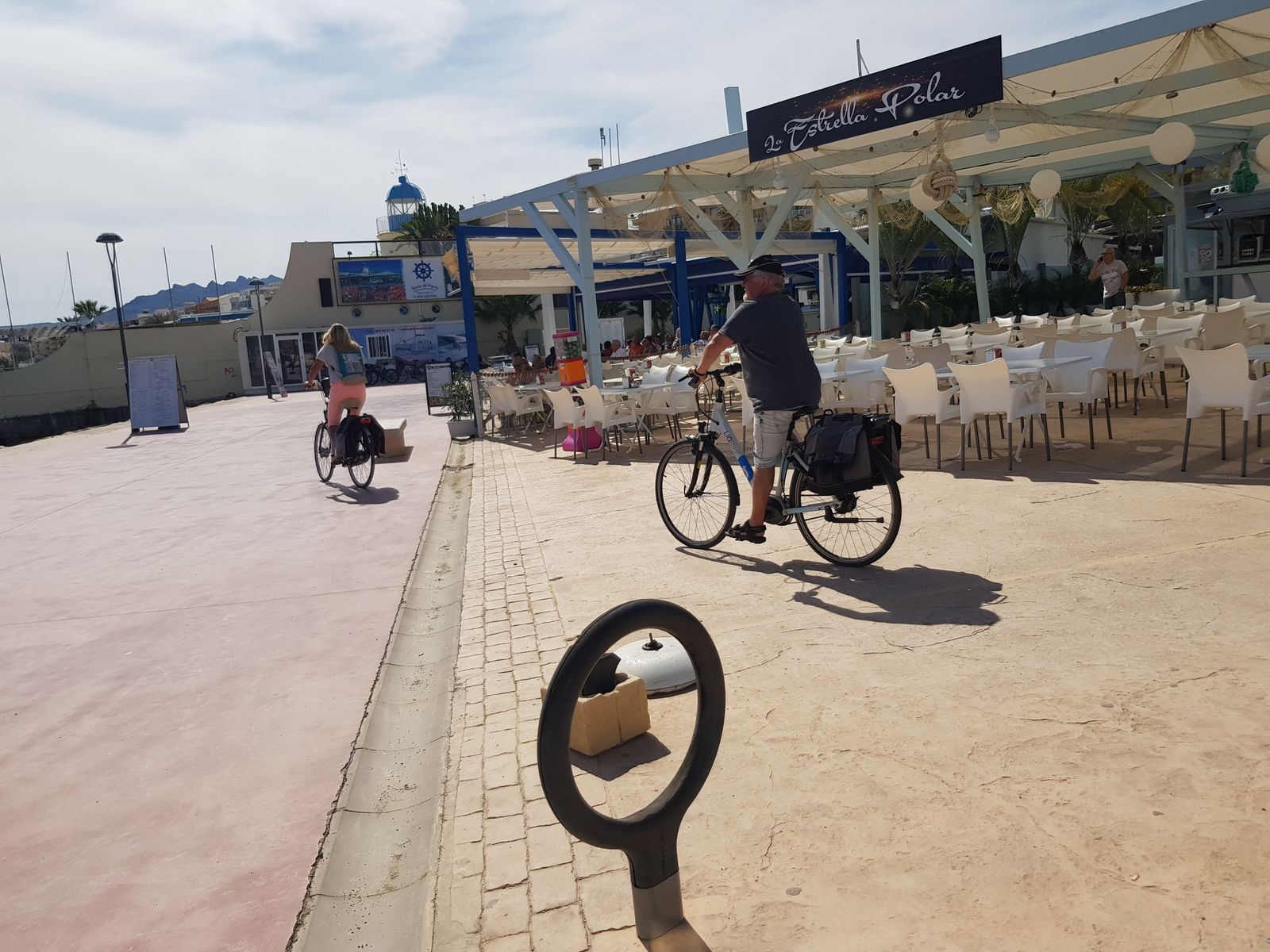 Turistas comiendo y paseando por el puerto deportivo de Garrucha.