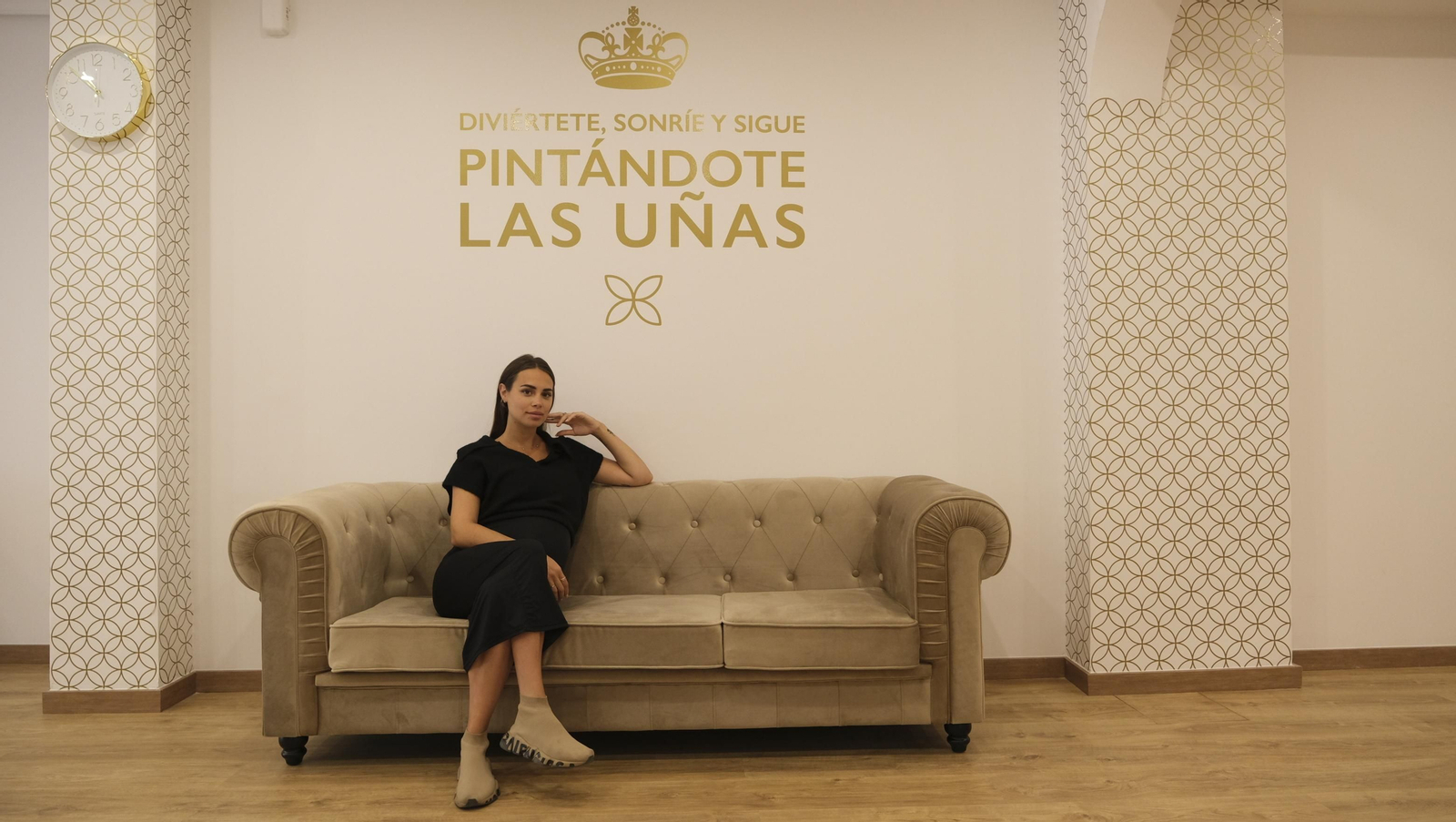 Imágenes de la nueva franquicia de Hello Nails en Almería