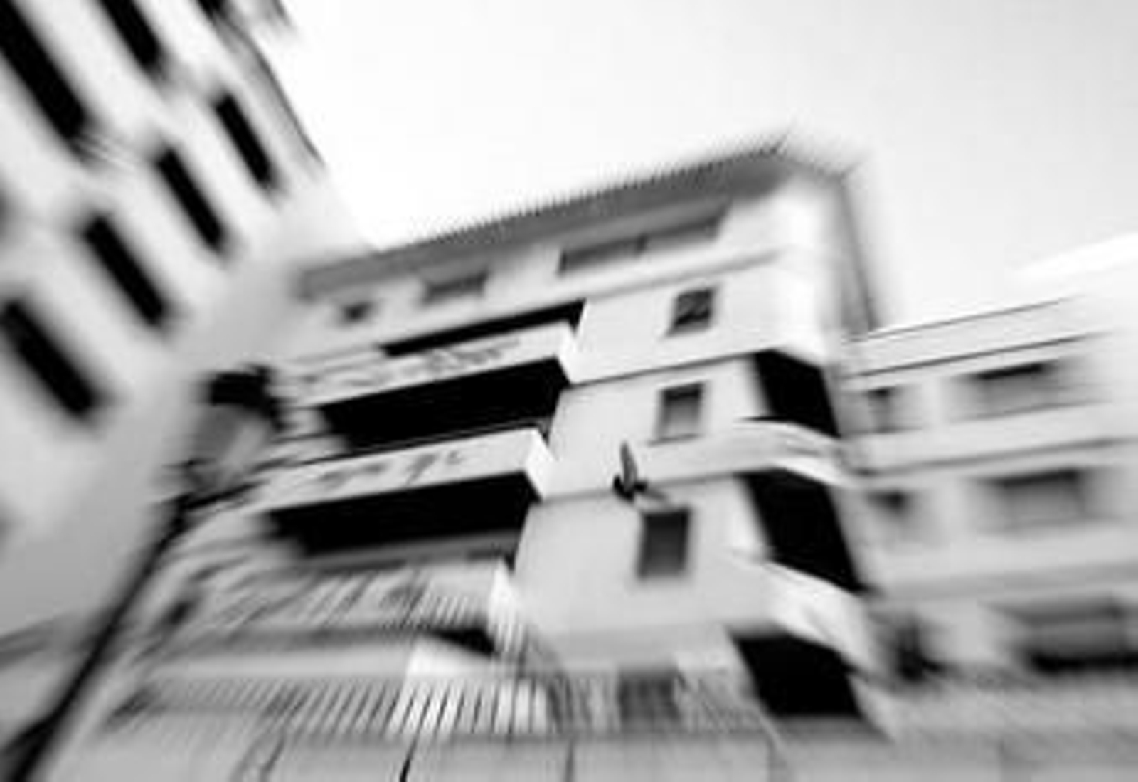 Una paloma vuela por delante del edificio Escalinata, ubicado en la plaza El Mirador.