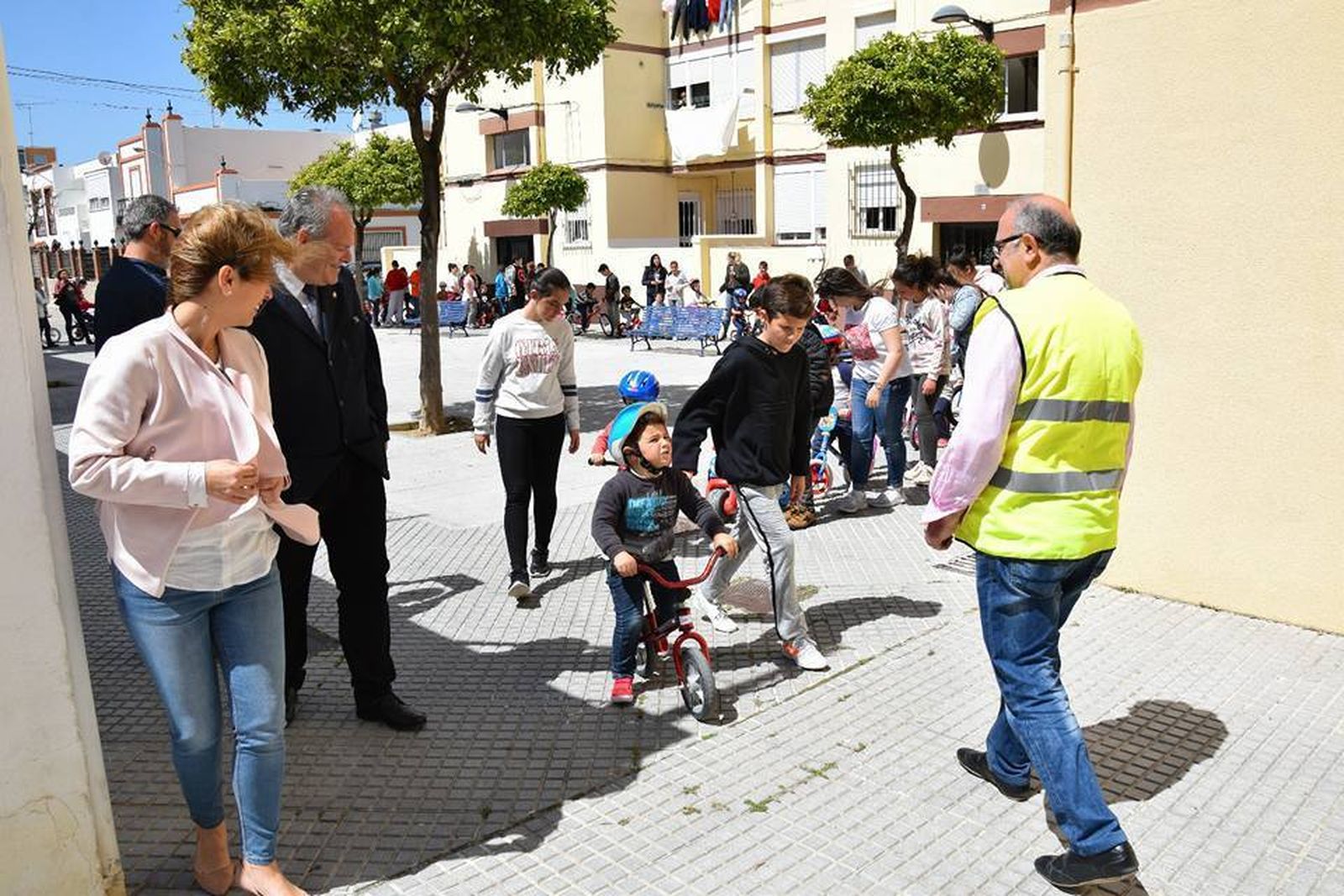 Alumnos del colegio San Ignacio durante una ruta en bici alrededor del cole.