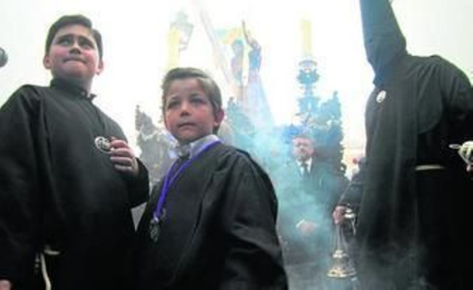 Niños de la Hermandad del Nazareno, delante del paso del Señor.