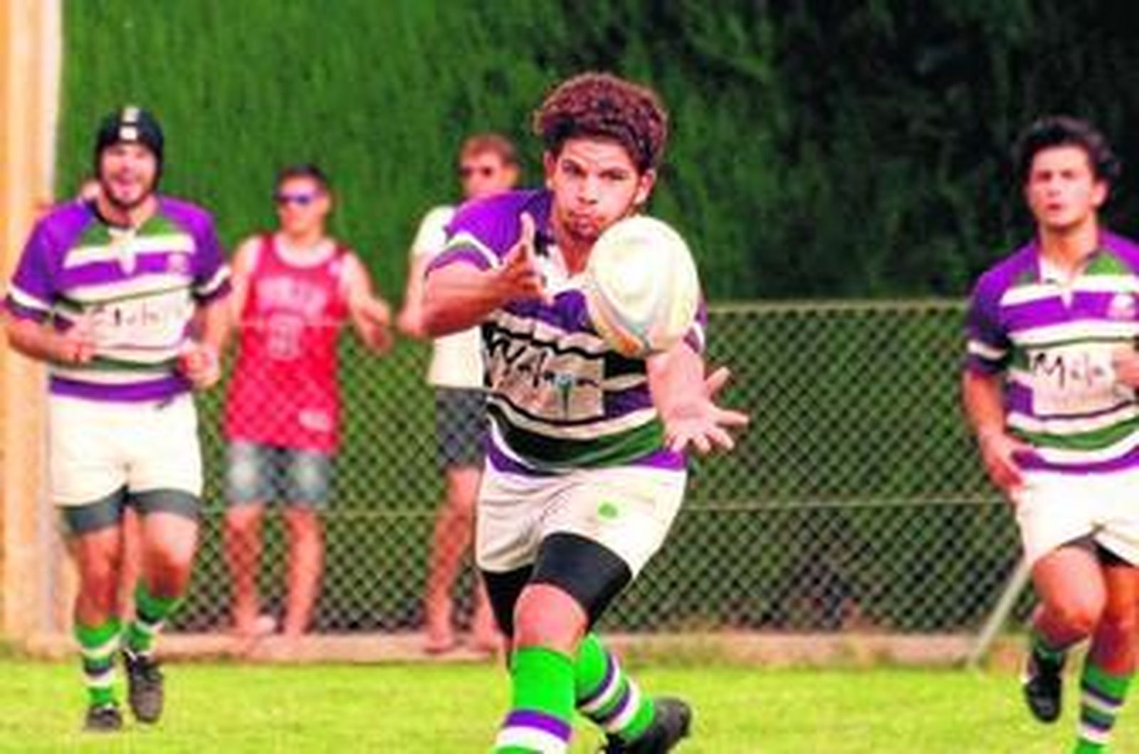 Un jugador del CR Málaga recibe la pelota durante un partido de pretemporada.