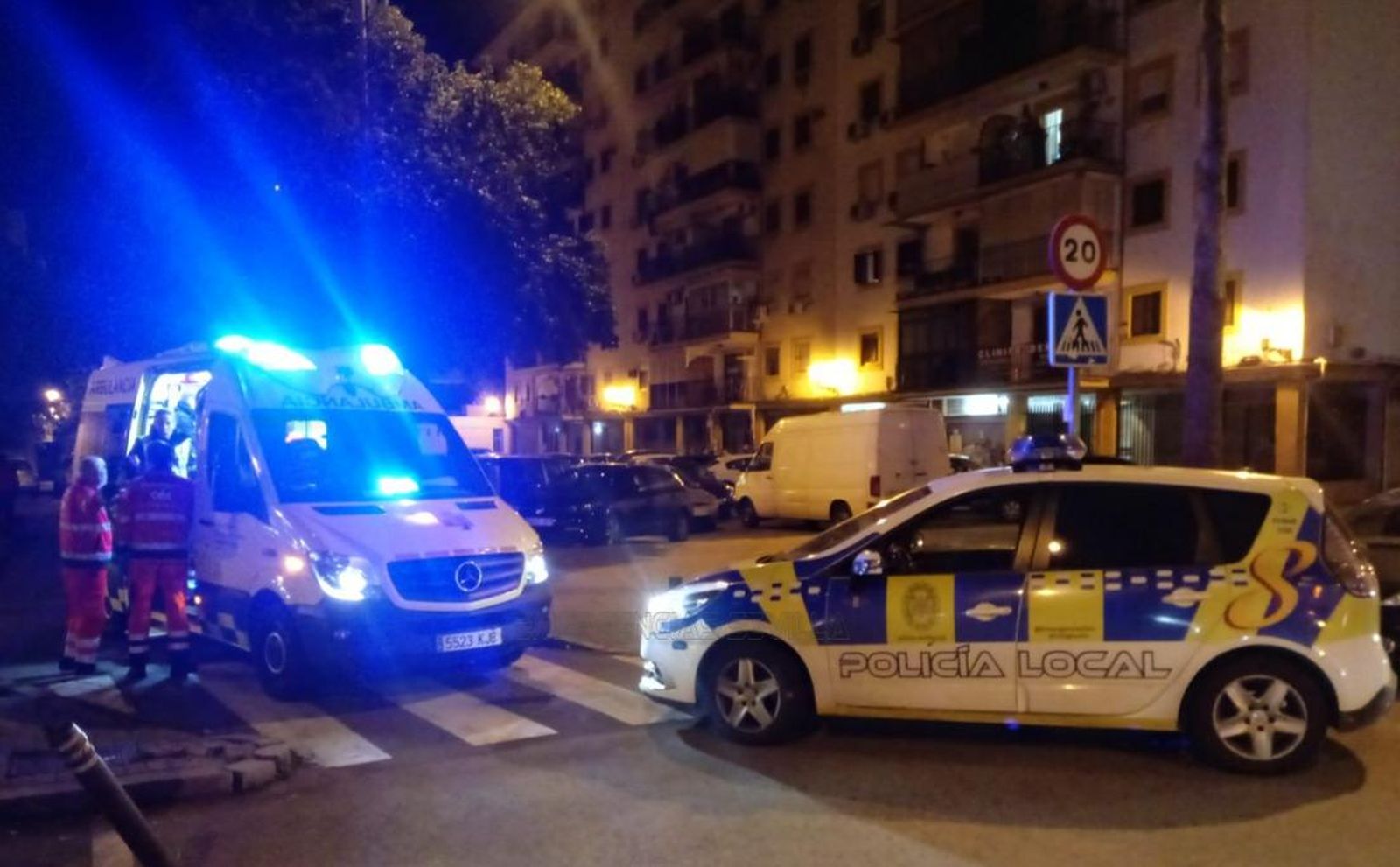 Un ciclista atropella a un mujer que cruzaba fuera del paso de peatones en la calle Ocho de Marzo.