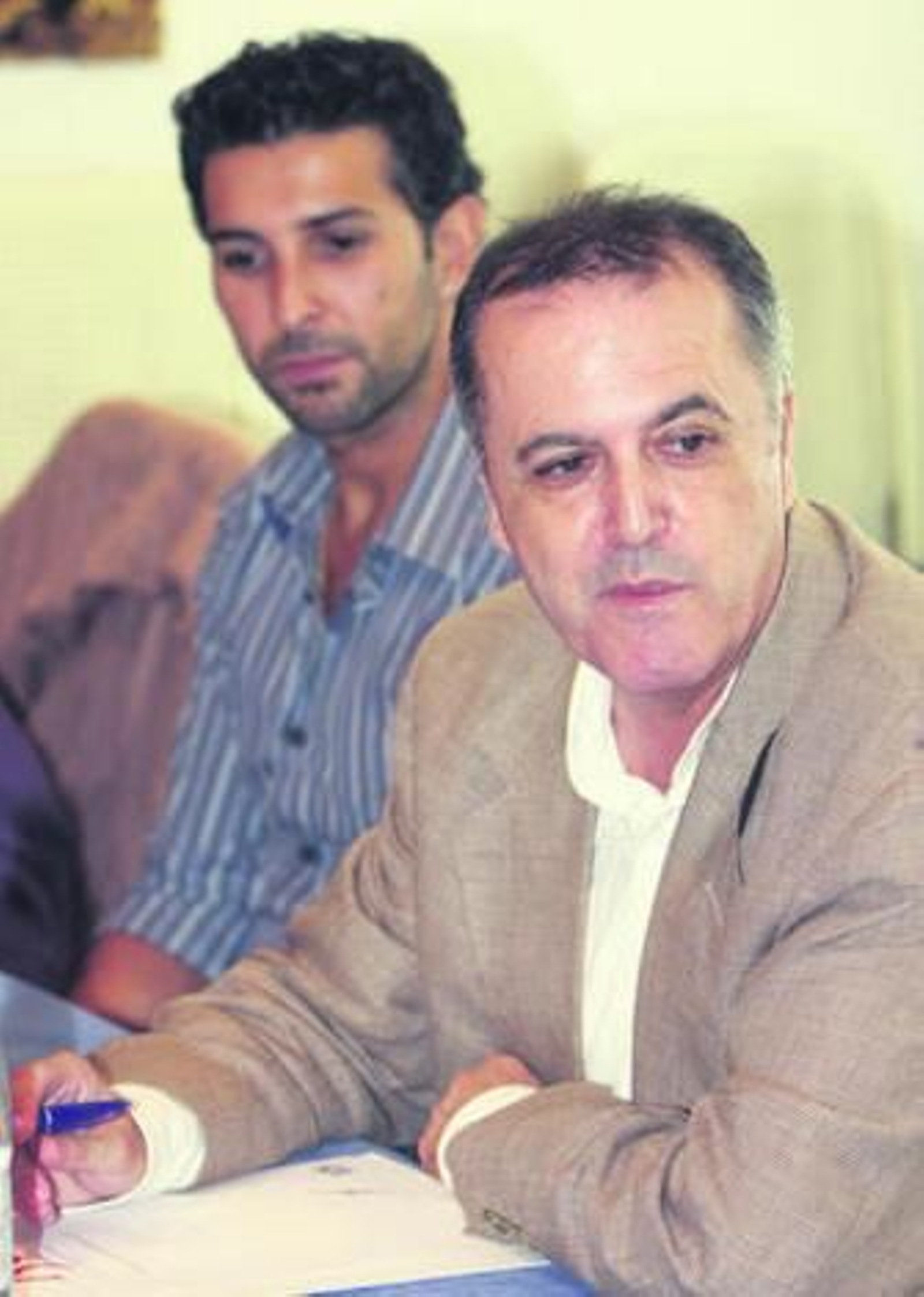 Arcángel (al fondo) y Juan Cobos Wilkins, ayer, en Sevilla.