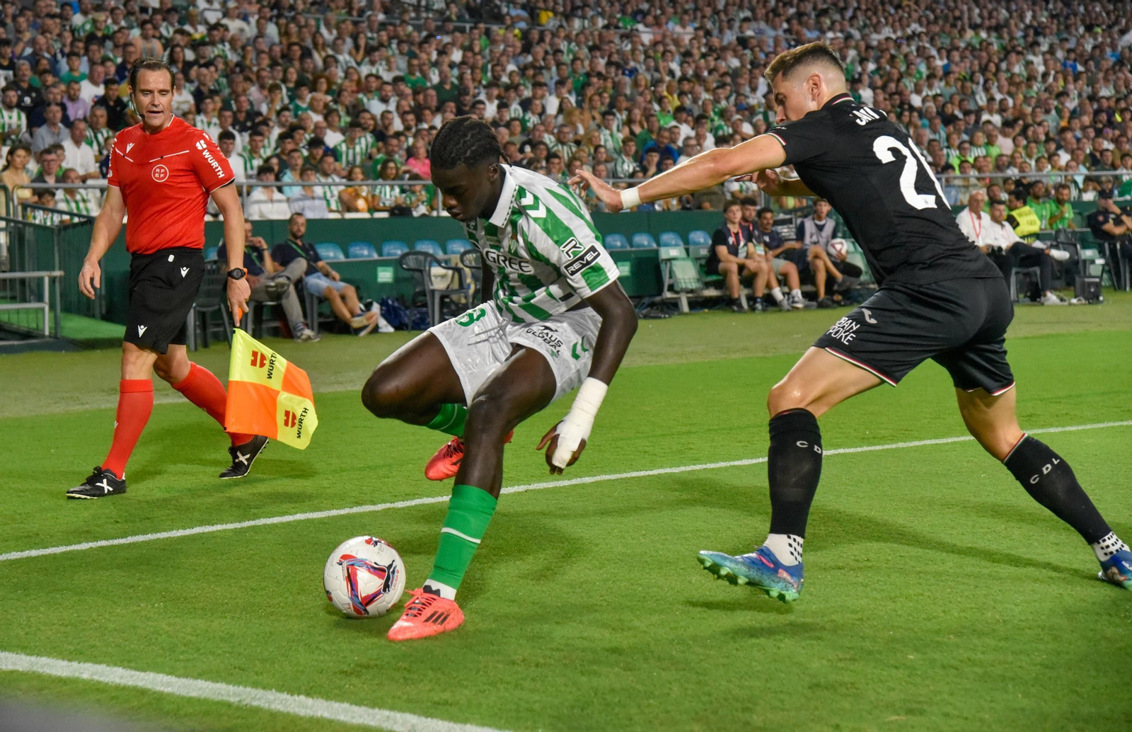 Assane Diado, cerrado junto al banderín de córner ante Javi Hernández.