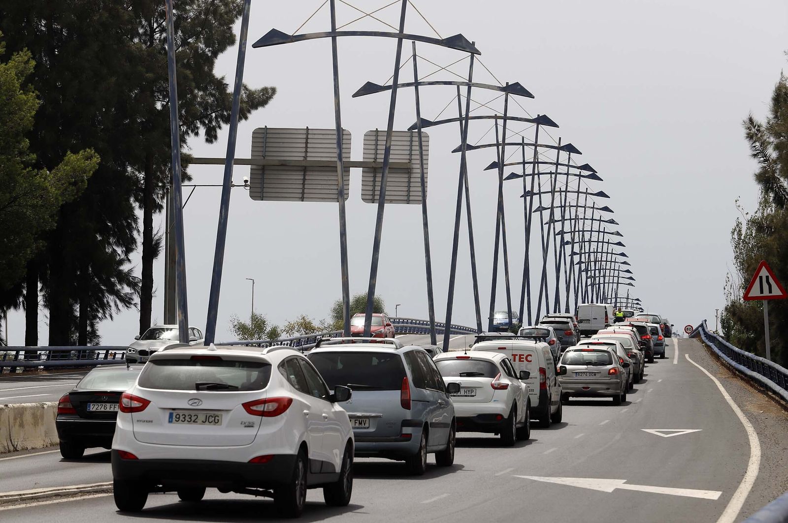 Imágenes de las retenciones provocadas por un accidente en el puente del Odiel