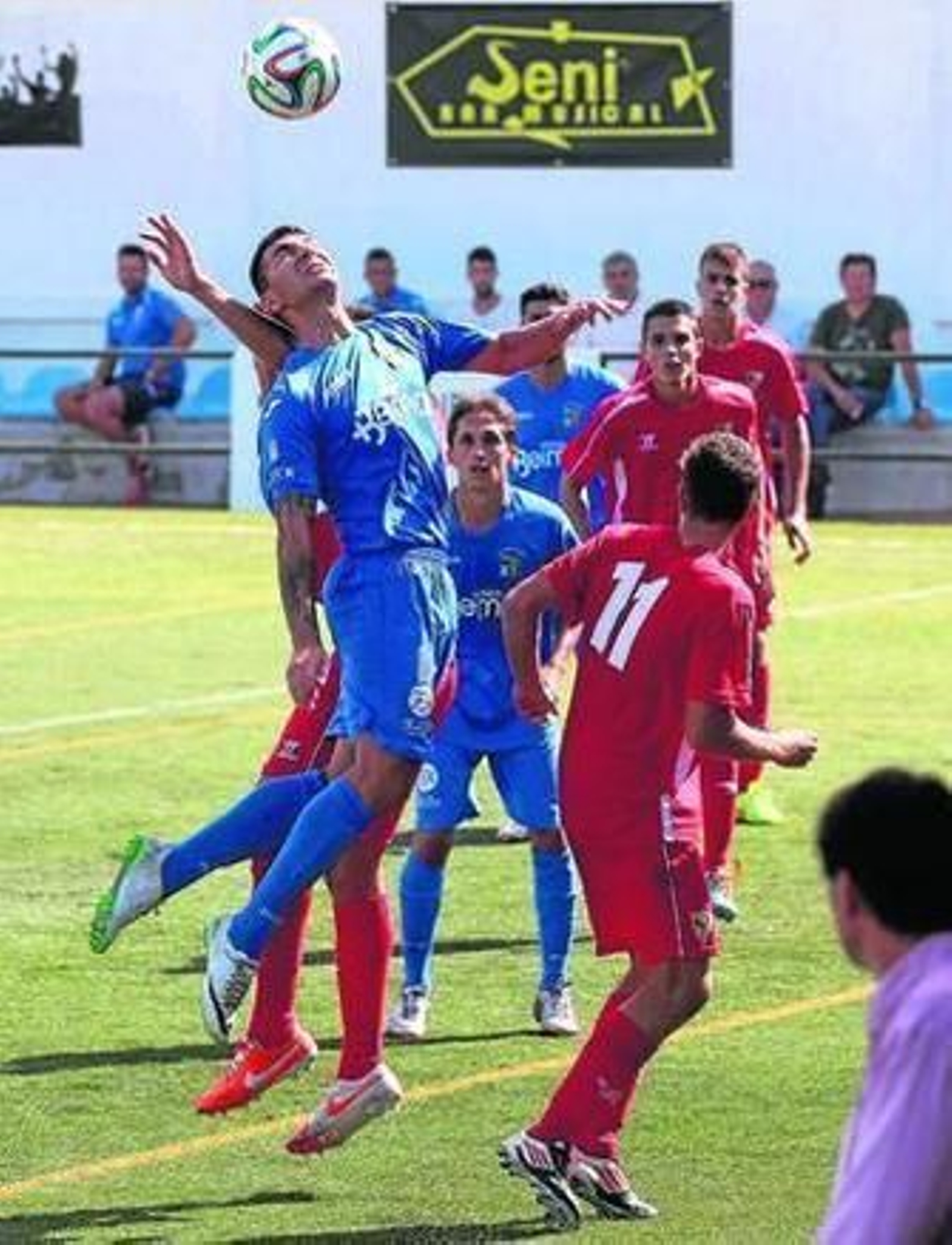 El centrocampista jerezano Dani salta obstaculizado por un contrario.