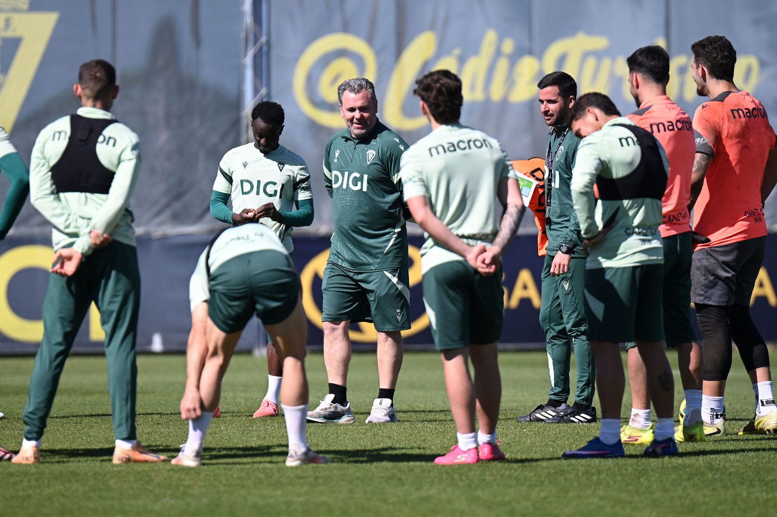Sergio González con sus jugadores en una sesión.