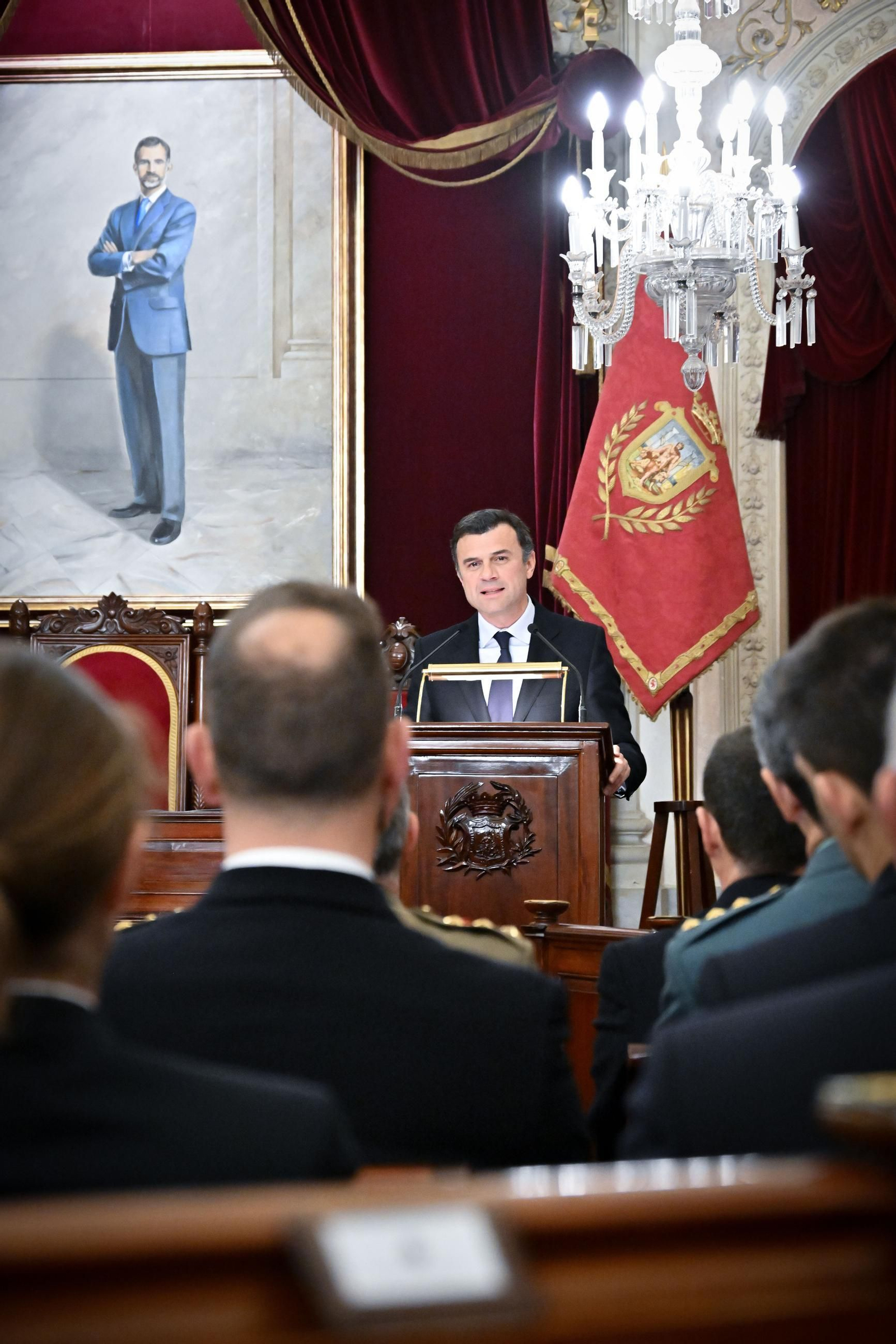 Las imágenes del recibimiento a los guardiamarinas del Elcano en el Ayuntamiento de Cádiz, con la Princesa Leonor