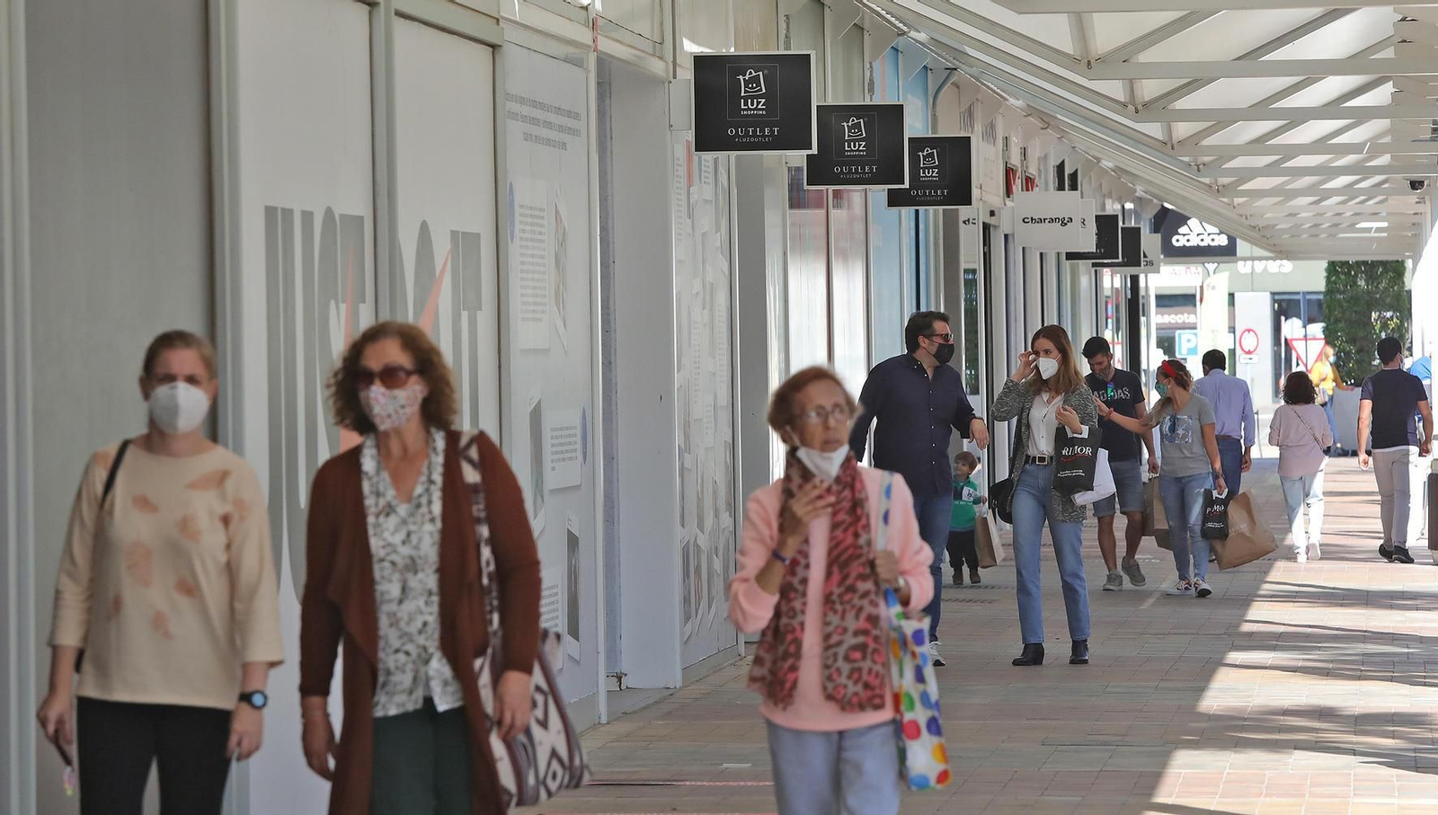 Normalidad en los bares y los centros comerciales en el último día del puente de Todos los Santos.