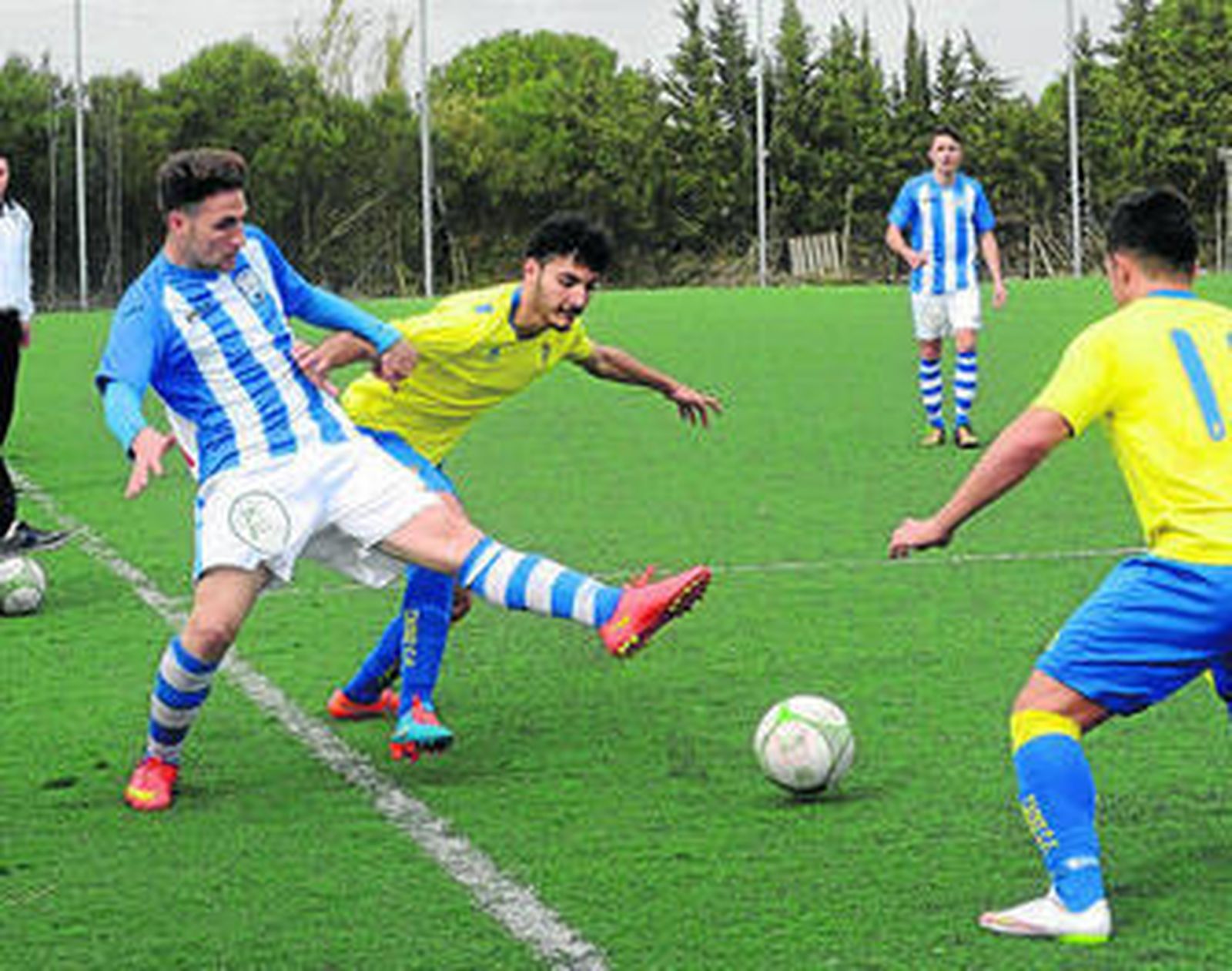 Juanito Benítez, sobre la misma línea, llega antes que Guerrero, futbolista que el año pasado jugó en el Xerez.
