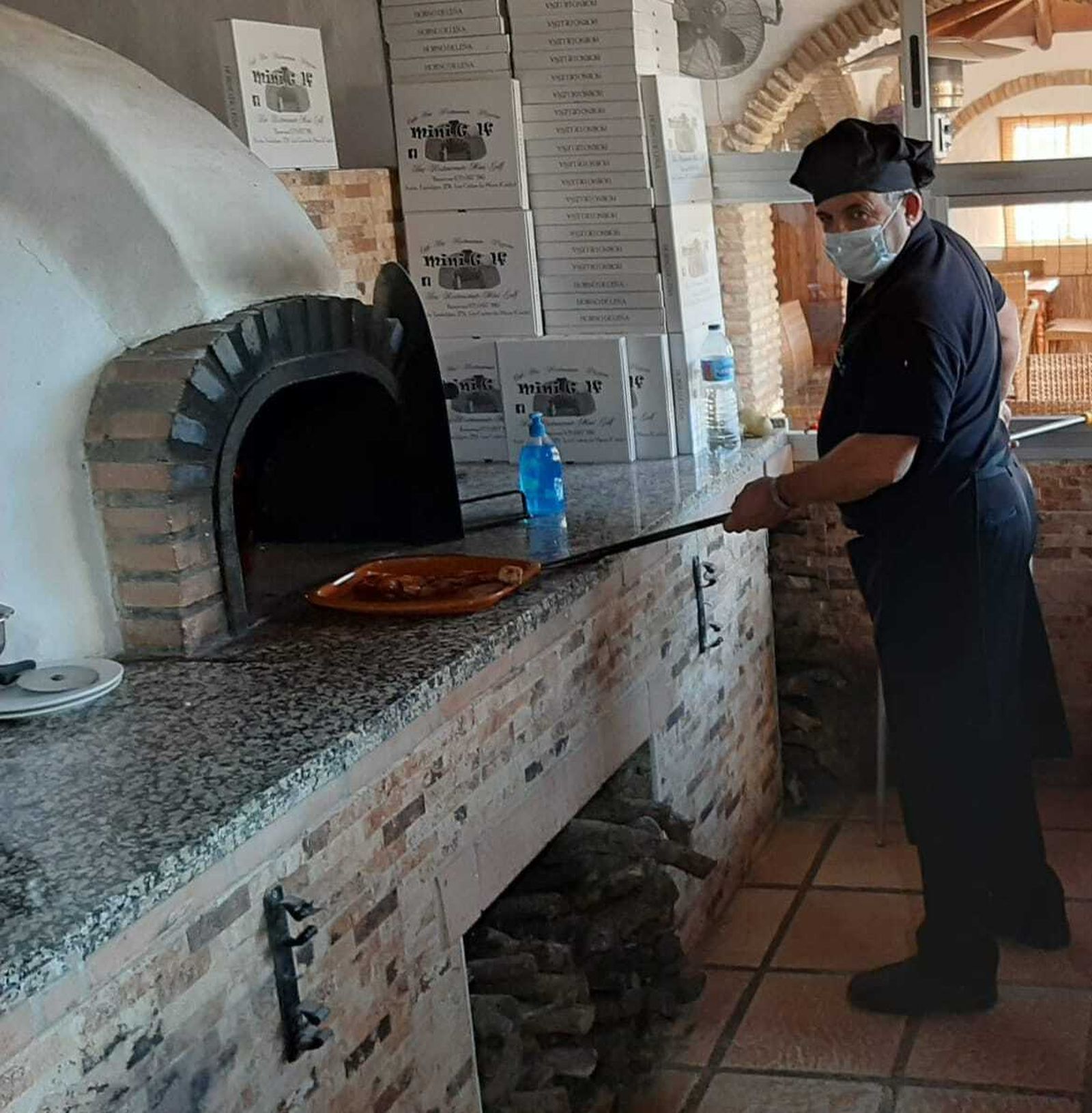Juan Luis Jiménez, en plena faena del bar restaurante pizzería Mini-Golf, en Los Caños.