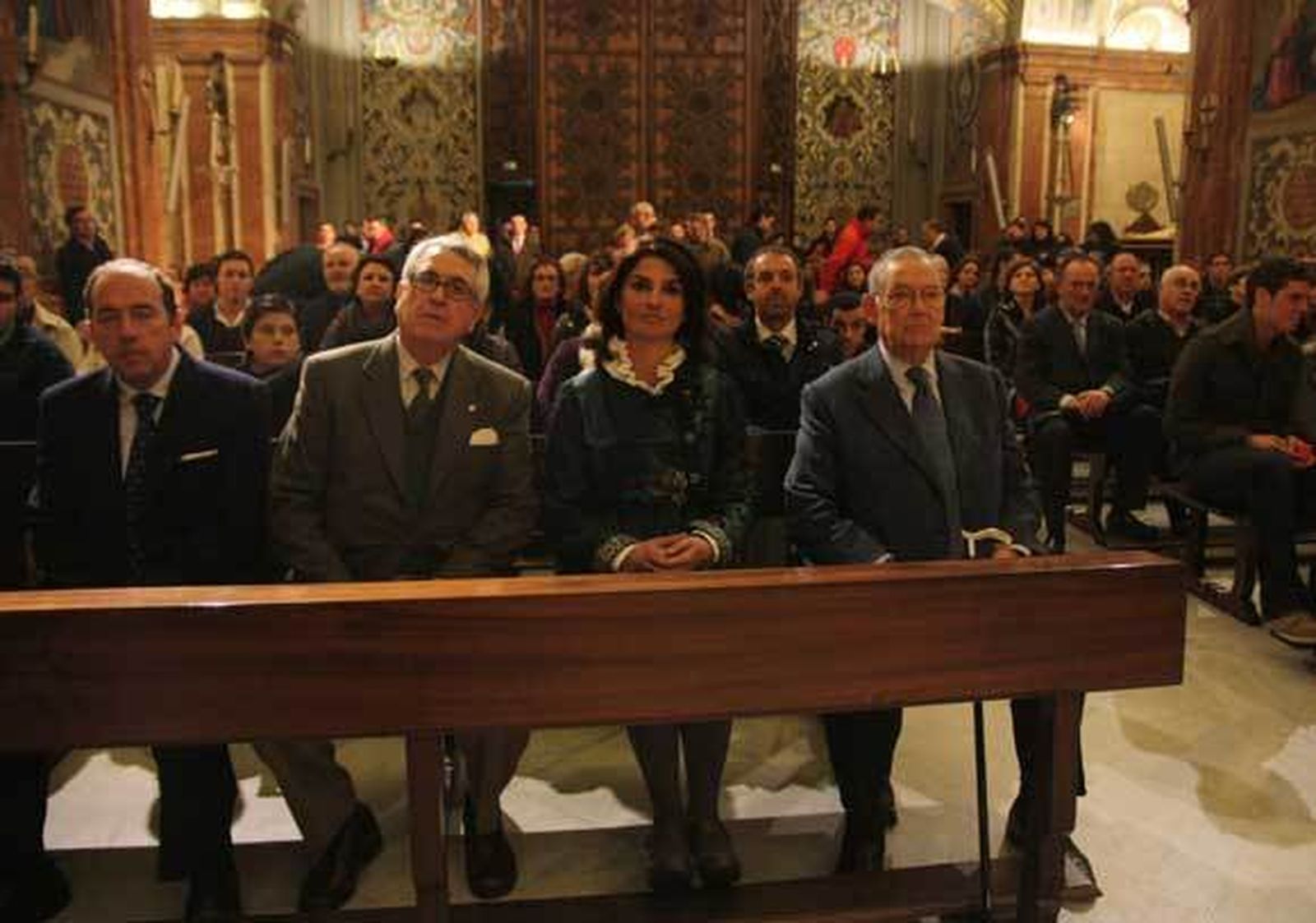 La autora Nuria Barrera junto al Hermano Mayor de la corporación Macarena  Foto: ascarrasco