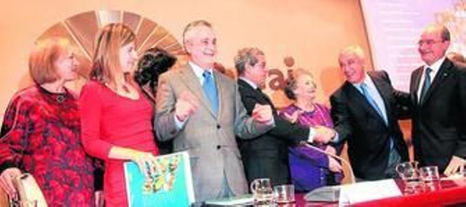 Fuensanta Coves, Bibiana Aído, José Antonio Griñán, Braulio Medel, María Galiana, Javier Arenas y Francisco de la Torre, ayer en Málaga.