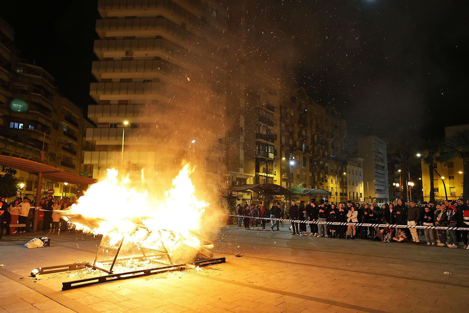 Imágenes del entierro del choco por las calles de Huelva