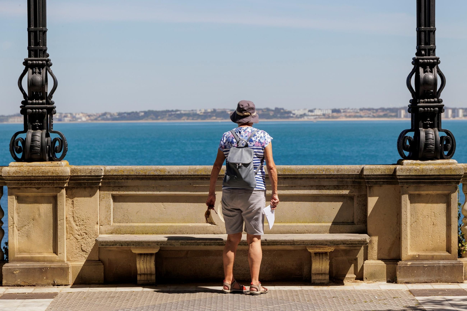 Un turista, en el paseo de la Alameda de Cádiz.