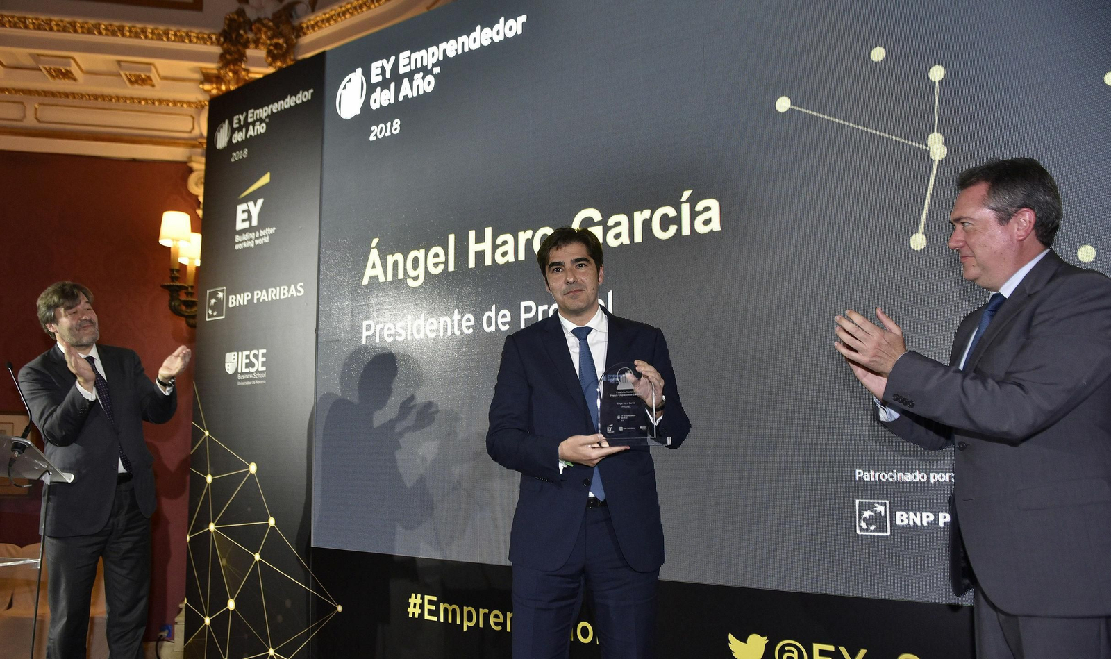 Ángel Haro recibiendo el premio a emprendedor del año 2018