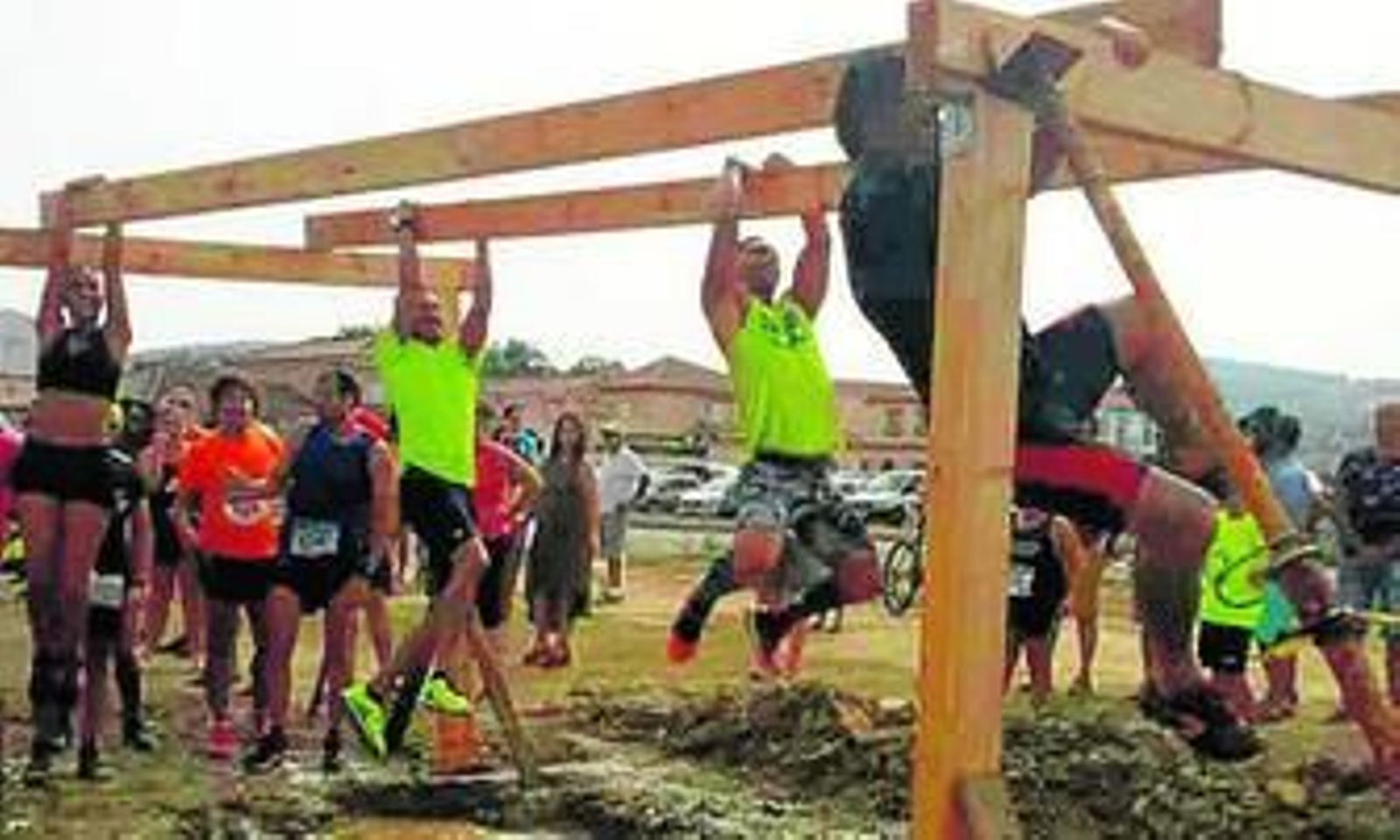 Participantes sortean uno de los obstáculos, ayer en Tesorillo.