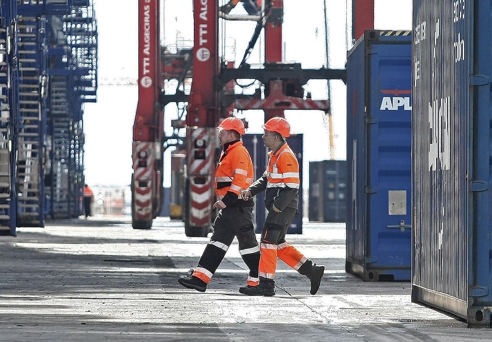Dos estibadores en el Puerto de Algeciras.