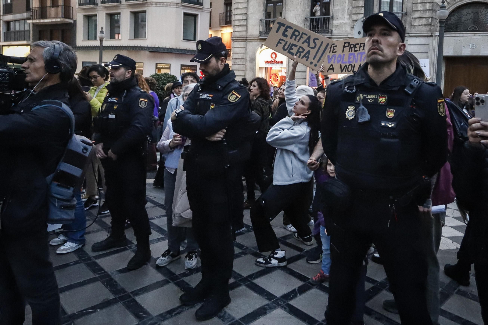 Una ola morada inunda la avenida principal de Granada en el Día de la Mujer